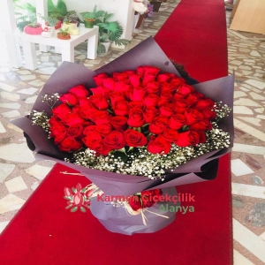  Alanya Çiçekçiler - Vazoda 12 Kırmızı Gül ve Papatyalar